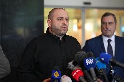 　５月、ロシアとの直接交渉後に報道陣の取材に応じるウクライナのウメロフ国防相（左）＝トルコ・イスタンブール（ゲッティ＝共同）