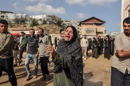 　イスラエル軍の攻撃による犠牲者の死を悼む親族ら＝５月、ガザ北部ジャバリヤ（ゲッティ＝共同）