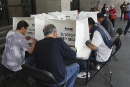 　１日、メキシコの裁判官選挙で投票先を選ぶ有権者＝首都メキシコ市（ＡＰ＝共同）