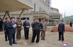 　建設現場を視察する北朝鮮の金正恩朝鮮労働党総書記（手前中央）＝２日、平壌の江東地区（朝鮮中央通信＝共同）