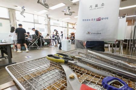 　焼き肉店に設置された韓国大統領選の投票所＝３日、ソウル近郊・光明（聯合＝共同）