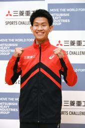 　ポーズをとる世界選手権東京大会で男子マラソン代表の近藤亮太＝４日、長崎市