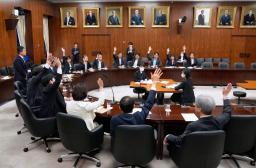 　自民党派閥裏金事件を巡り、審査した旧安倍派の参院議員２９人について「政治的、道義的に責任がある」と全会一致で認めた参院政倫審＝４日午後