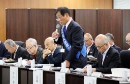 　被害者の救済を訴える水俣病不知火患者会の岩崎明男会長（前列右から２人目）＝４日午後、環境省