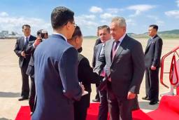 　平壌に到着し出迎えを受けるロシアのショイグ安全保障会議書記（手前右）＝４日（タス＝共同）