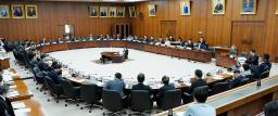 　国会で開かれた衆院憲法審査会＝５日午前