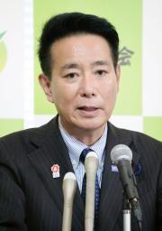 　記者会見する日本維新の会の前原共同代表＝５日午前、国会