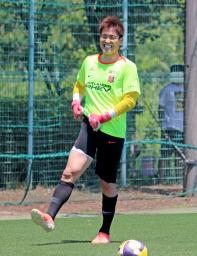 　公開練習で笑顔を見せるＪ１浦和の西川＝さいたま市
