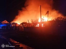 　ロシア軍による攻撃があったウクライナ北部チェルニヒウ州の現場で、立ち上る炎＝５日（ウクライナ非常事態庁提供、ゲッティ＝共同）