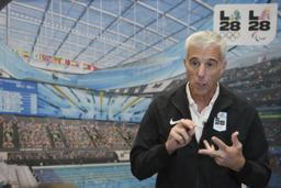 　記者会見するロサンゼルス五輪・パラリンピック委員会のフーバー最高経営責任者（ＣＥＯ）＝５日、ロサンゼルス（ＡＰ＝共同）