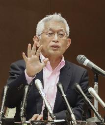 　３月、夏の参院選への出馬を表明する泉房穂氏＝神戸市