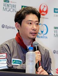 　記者会見で着陸船「レジリエンス（再起）」が月面着陸に失敗したとの見解を表明するｉｓｐａｃｅの袴田武史最高経営責任者＝６日午前、東京都千代田区