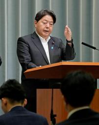 　記者会見する林官房長官＝６日午前、首相官邸