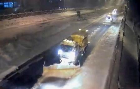 　名神高速道路の関ケ原インターチェンジ付近で行われた除雪作業＝２０２４年１月（中日本高速道路名古屋支社提供）
