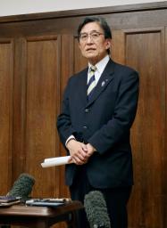 　京都市役所で取材に応じる松井孝治市長＝６日午後