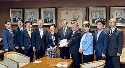 　地方議員の会のメンバーらから要望書を受け取る自民党の森山幹事長（左から６人目）＝６日午後、東京・永田町の党本部