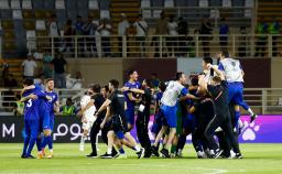　アラブ首長国連邦（ＵＡＥ）との試合でワールドカップ本大会への初出場を決めて喜ぶウズベキスタンの選手たち＝５日、アブダビ（ロイター＝共同）