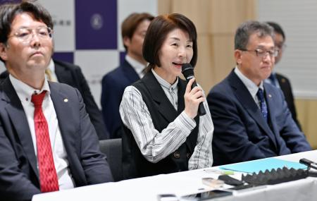 　女性として初めて日本将棋連盟会長となり、記者会見する清水市代女流七段（中央）＝６日夜、東京都渋谷区の将棋会館