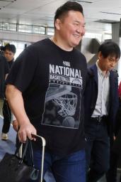 　モンゴルから帰国した宮城野親方＝７日、成田空港