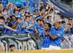 　横浜ＦＣ―Ｃ大阪　後半、チーム３点目のゴールを決め、大喜びの横浜ＦＣ・鈴木武。右は桜川＝ニッパツ