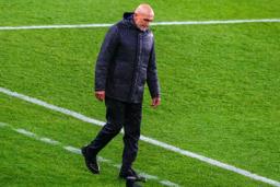 　Ｗ杯欧州予選初戦のノルウェー戦で肩を落とすイタリア代表のルチアーノ・スパレッティ監督＝６日、オスロ（ロイター＝共同）