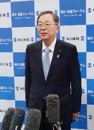 　記者団の取材に応じる公明党の斉藤代表＝９日、福岡市