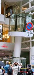 　東京・銀座のビルで傾いたエレベーター＝９日午後（提供写真）