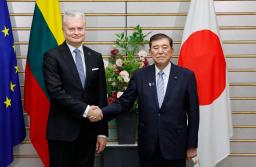 　会談前、リトアニアのナウセーダ大統領（左）と握手する石破首相＝９日午後、首相官邸