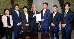 　「被選挙権年齢」を引き下げる公選法などの改正案を衆院に提出する立憲民主党の議員ら＝１０日午前、国会