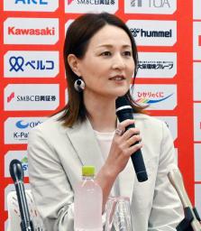 　記者会見するサッカー女子ＷＥリーグ、ＩＮＡＣ神戸の宮本ともみ新監督＝１０日、神戸市東灘区