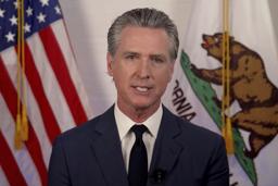 　１０日、演説する米カリフォルニア州のニューサム知事（同州知事室提供・ＡＰ＝共同）