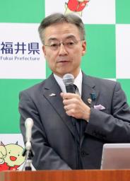 　記者会見する福井県の杉本達治知事＝１１日午前、福井県庁