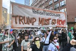 　１０日、米ニューヨークで、ロサンゼルスの抗議活動に呼応して開かれたデモ（共同）