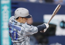 　３回ＤｅＮＡ無死一塁、山本が左中間に先制二塁打を放つ＝京セラドーム