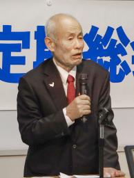 　広島県被団協の定期総会であいさつする箕牧智之理事長＝１３日午前、広島市中区