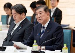 　経済財政諮問会議で発言する石破首相（右）＝１３日午後、首相官邸