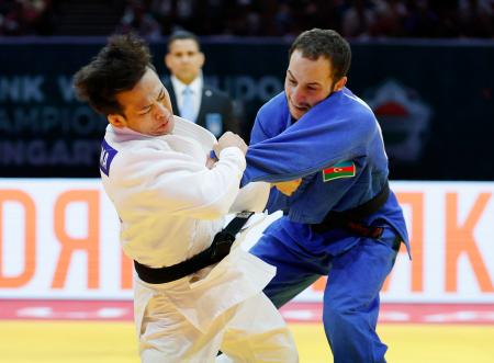 　男子６０キロ級２回戦　アゼルバイジャン選手（右）を攻める永山竜樹＝ブダペスト（共同）
