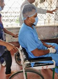 　旅客機墜落事故で、奇跡的に助かったビシュワシュ・クマル・ラメシュさん＝１３日、インド・アーメダバード（共同）