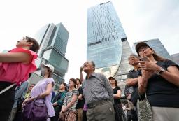 　東京都議選が告示され、候補者の街頭演説を聞く人たち＝１３日午後、都内