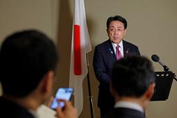 　会合後、記者団の取材に応じる赤沢経済再生相＝１３日、ワシントン（共同）