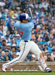 　パイレーツ戦の８回、左前打を放つカブス・鈴木＝シカゴ（共同）