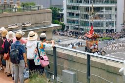 　２０２４年７月、京都市役所の屋上から祇園祭の山鉾巡行を見る参加者ら（同市提供）