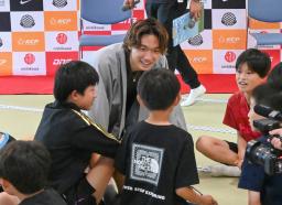 　京都市の清水寺で開かれたトークイベントで、子どもたちと交流するサッカー日本代表の板倉滉＝１４日