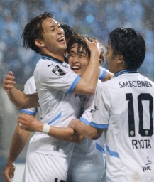 　横浜ＦＣ―川崎　後半、先制ゴールを決め、祝福される川崎・山本（中央）＝ニッパツ