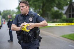 　ミネソタ州議会議員銃撃事件の現場近くに規制線を張る警察官＝１４日、ミネソタ州ブルックリンパーク（Ａｌｅｘ　Ｋｏｒｍａｎｎ／Ｓｔａｒ　Ｔｒｉｂｕｎｅ提供・ＡＰ＝共同）