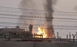 　イスラエルの攻撃によって炎上するイラン南部ブシェールの石油ガス施設＝１４日（イラン国営テレビ提供・ＡＰ＝共同）