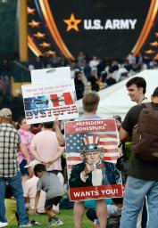 　米ワシントン中心部で行われる軍事パレードを待つ人たち＝１４日（共同）