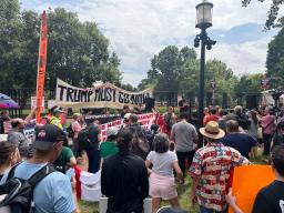 　米ホワイトハウス近くの公園で、トランプ大統領に抗議するデモ参加者たち＝１４日、ワシントン（共同）