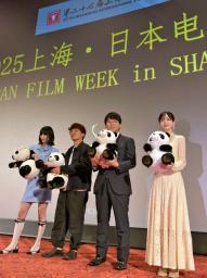 　日本映画週間の開幕式に出席した乃木坂４６の久保史緒里さん（右端）ら＝１５日、中国上海市（共同）
