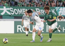　東京Ｖ―柏　試合終了間際、チーム３点目のゴールを決める柏・細谷（左）＝味スタ
